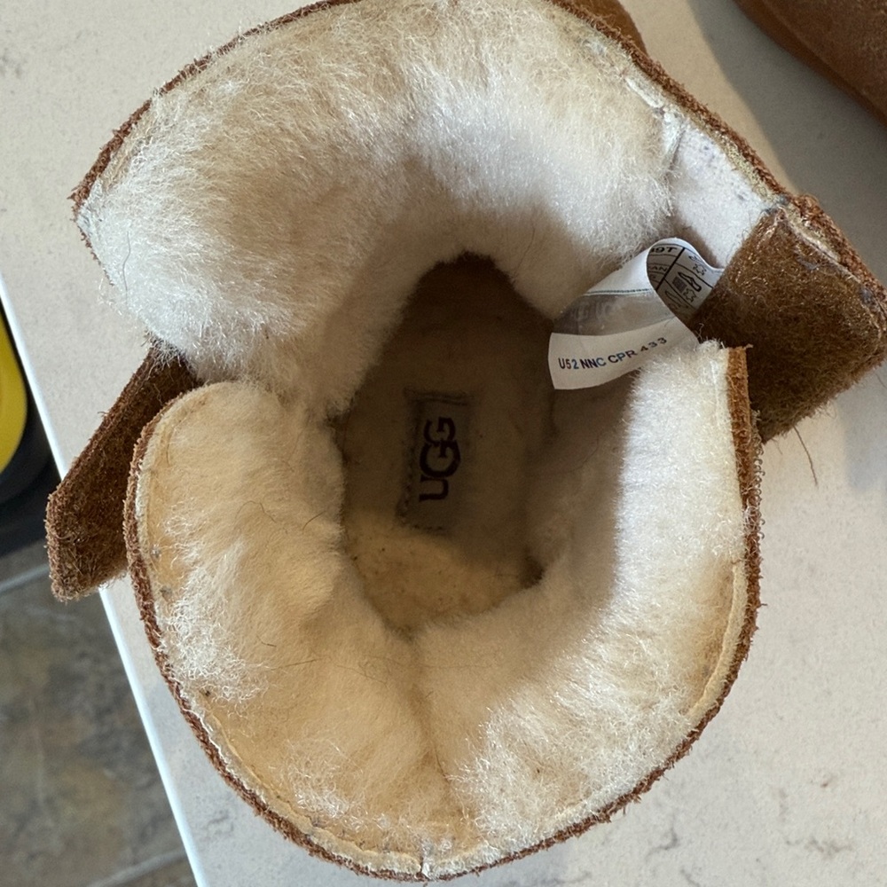 Toddler Uggs Size 6 - Picture 7 of 8